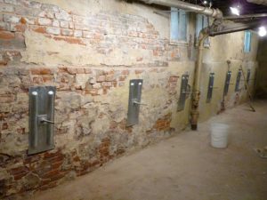 stablwall vs. wall anchors